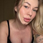 Mimi Cica gets horny underwater and naked